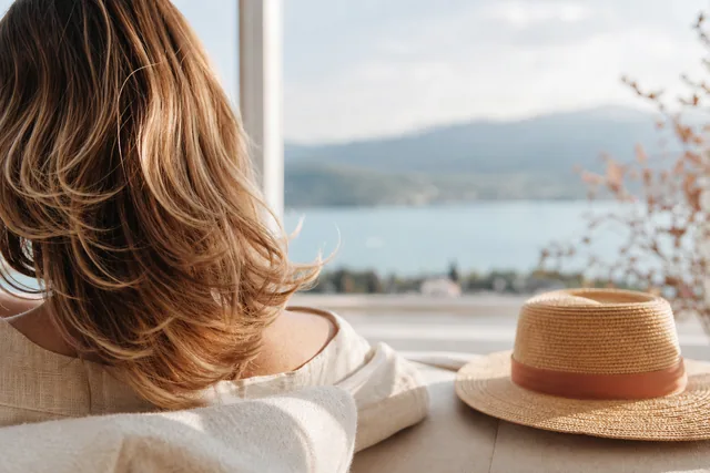 Capelli lunghi curati in una giornata estiva al Wörthersee